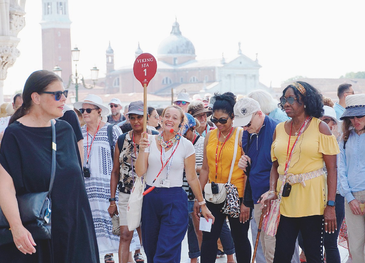 Gruppo di turisti durante una visita guidata in Italia