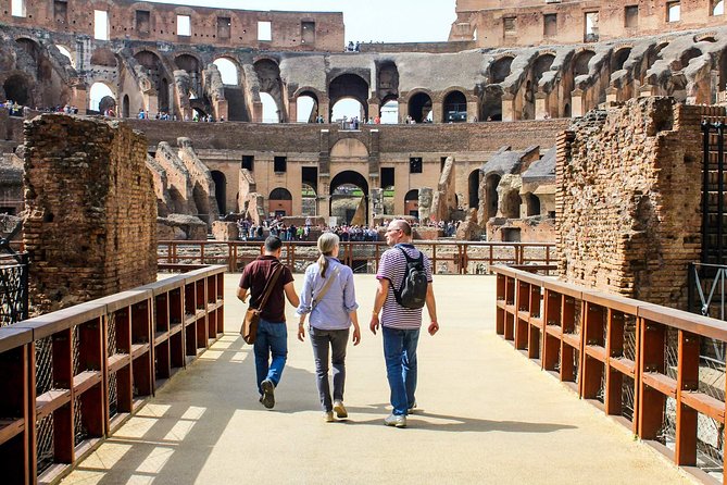 Guida turistica durante un tour culturale con visitatori