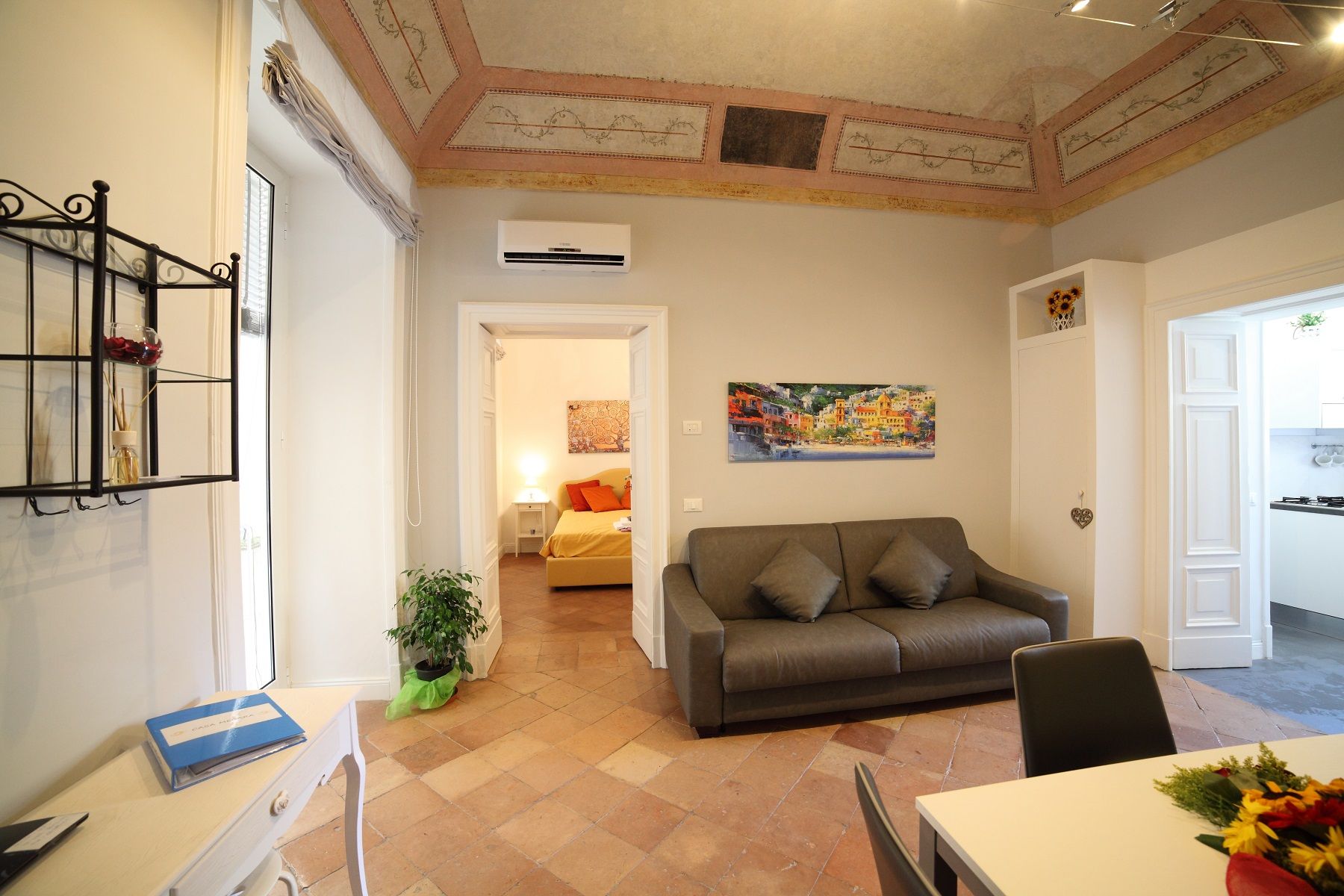 Interno accogliente di una casa vacanza per viaggiatori e famiglie