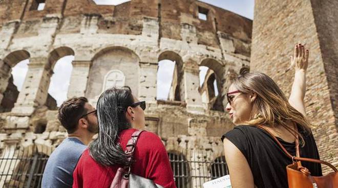 Guida turistica che accompagna i viaggiatori durante una visita