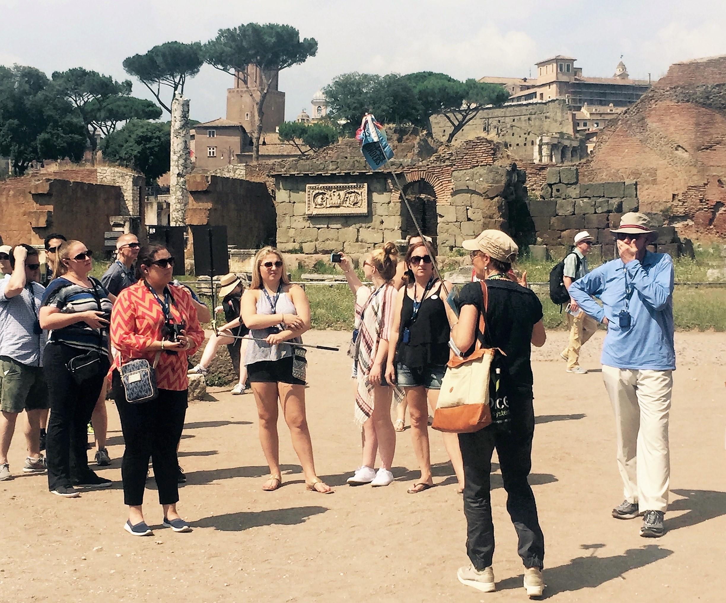 Guide turistiche professionali durante una visita con gruppo di turisti
